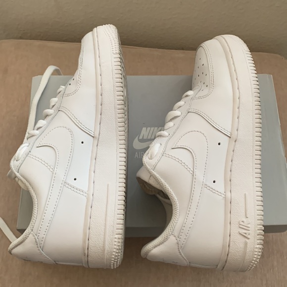 Nike Air Force 1 White Sneakers size 6 - Picture 5 of 10